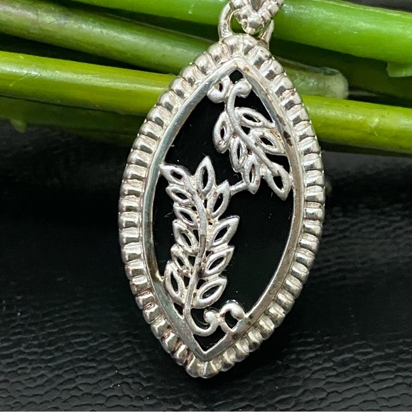 Vintage 925 Signed Sterling Silver  Teardrop Oval Black Onyx Leaf Pendant 14.5g - Picture 2 of 15